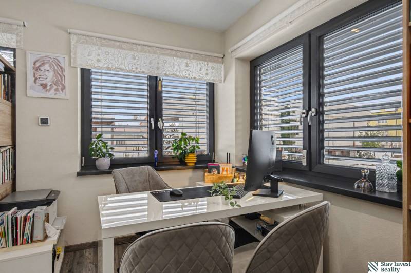 Ideálny dom pre rodinu, Blatné, okr. Senec - Pracovňa v rodinnom dome s bielym stolom, šedými stoličkami a veľkými oknami.