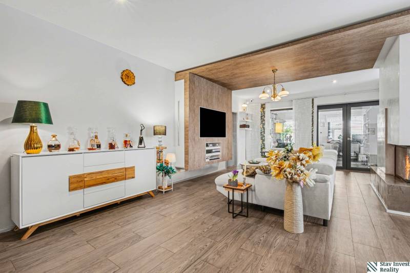 Ideálny dom pre rodinu, Blatné, okr. Senec - Obývačka v rodinnom dome s podlahou s dreveným dekorom a štýlovým nábytkom.