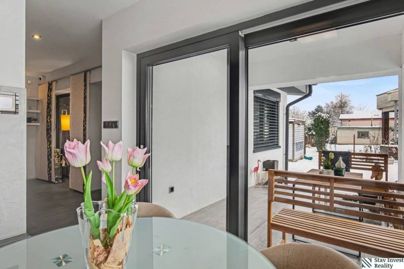 Ideálny dom pre rodinu, Blatné, okr. Senec - Sklenený stôl s tulipánmi v rodinnom dome, výhľad na vonkajšiu terasu.