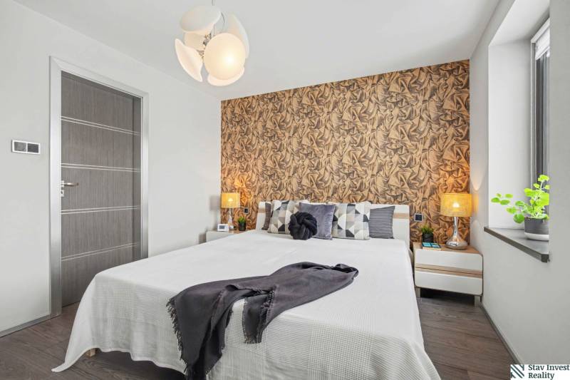 Ideálny dom pre rodinu, Blatné, okr. Senec - Spálňa s dreveným dekorom steny a podlahou s dreveným dekorom v rodinnom dome.