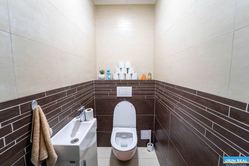 ATRAKTÍVNY 2 IZBOVÝ BYT S VLASTNOU ZÁHRADKOU a 3 parkovacími miestami - Kúpeľňa s obkladmi v tmavo-šírej farbe v 2-izbovom byte.