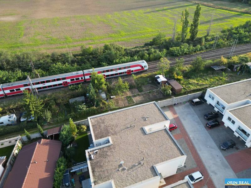ATRAKTÍVNY 2 IZBOVÝ BYT S VLASTNOU ZÁHRADKOU a 3 parkovacími miestami - Letecký pohľad na vlak pri Žitavskej ulici v Senci, vedľa 2-izbového bytu.