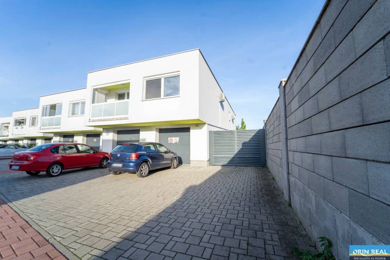 ATRAKTÍVNY 2 IZBOVÝ BYT S VLASTNOU ZÁHRADKOU a 3 parkovacími miestami - Rodinný dom na Žitavskej ulici v Senci s parkovaním na spevnenej ploche.