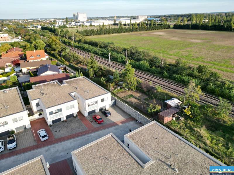 ATRAKTÍVNY 2 IZBOVÝ BYT S VLASTNOU ZÁHRADKOU a 3 parkovacími miestami - Letecký pohľad na okolie Žitavskej ulice v Senci s radovými domami.