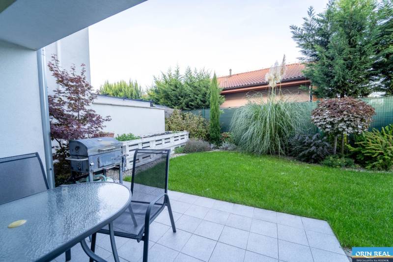 ATRAKTÍVNY 2 IZBOVÝ BYT S VLASTNOU ZÁHRADKOU a 3 parkovacími miestami - Terasa so záhradou a grilom pri 2-izbovom byte na Žitavskej ulici v Senci.