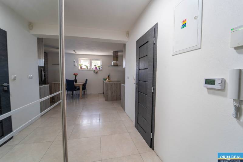 ATRAKTÍVNY 2 IZBOVÝ BYT S VLASTNOU ZÁHRADKOU a 3 parkovacími miestami - Chodba v 2-izbovom byte s keramickou dlažbou a výhľadom do kuchyne.