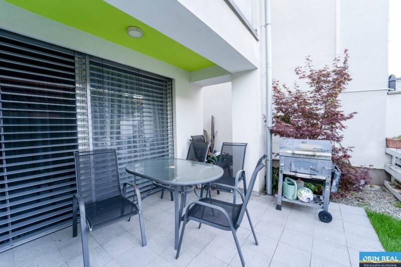 ATRAKTÍVNY 2 IZBOVÝ BYT S VLASTNOU ZÁHRADKOU a 3 parkovacími miestami - Terasa 2-izbového bytu na Žitavskej ulici v Senci s posedením a grilom.