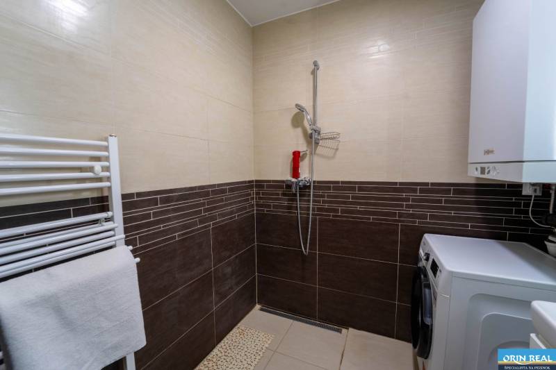 ATRAKTÍVNY 2 IZBOVÝ BYT S VLASTNOU ZÁHRADKOU a 3 parkovacími miestami - Kúpeľňa s práčkou, sprchou a rebríkovým radiátorom v 2-izbovom byte.