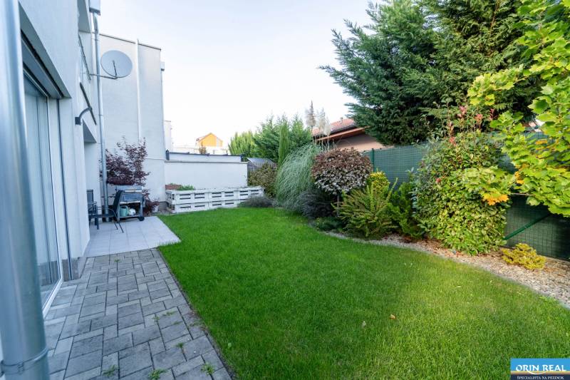 ATRAKTÍVNY 2 IZBOVÝ BYT S VLASTNOU ZÁHRADKOU a 3 parkovacími miestami - Záhrada pri 2-izbovom byte na Žitavskej ulici v Senci s trávnikom a terasou.