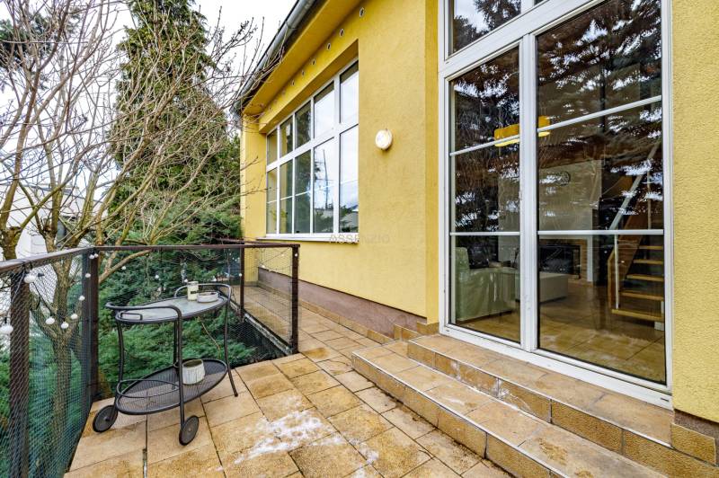 – EXKLUZÍVNE – NA PRENAJOM – DOM – MEDZIERKA – STARÉ MESTO - Rodinný dom na Medzierke v Bratislave - Starom Meste s terasou a záhradným stolíkom.