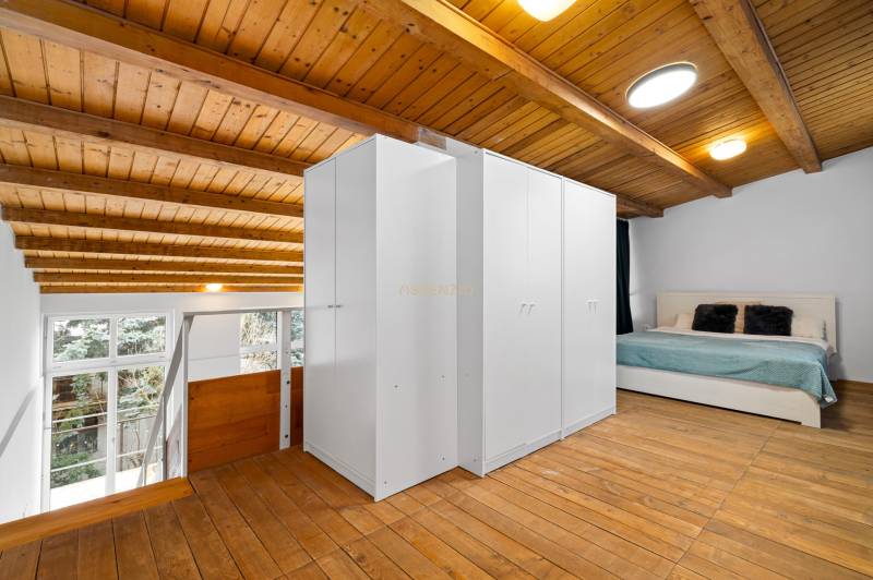 – EXKLUZÍVNE – NA PRENAJOM – DOM – MEDZIERKA – STARÉ MESTO - Podkrovná spálňa v rodinnom dome s dreveným stropom, podlahou s dreveným dekorom a posteľou.