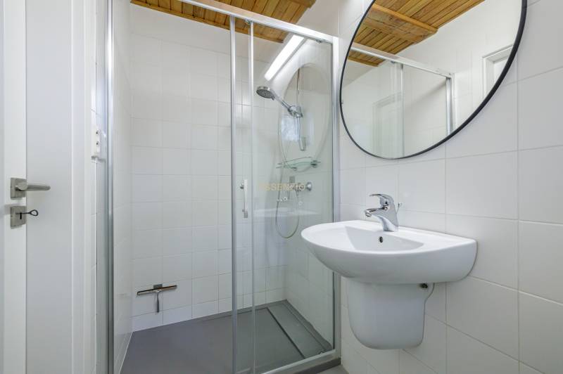 – EXKLUZÍVNE – NA PRENAJOM – DOM – MEDZIERKA – STARÉ MESTO - Kúpeľňa s umývadlom, zrkadlom a sprchovým kútom v rodinnom dome.