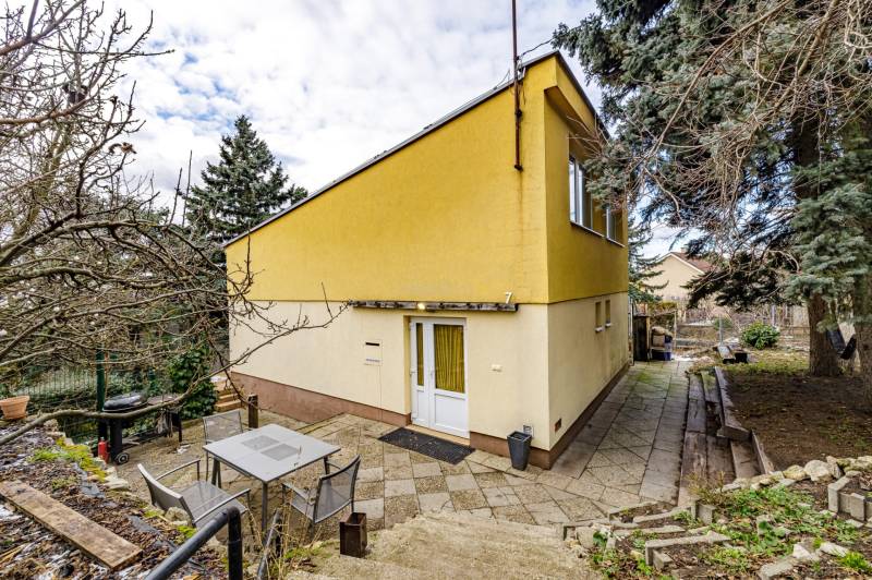 – EXKLUZÍVNE – NA PRENAJOM – DOM – MEDZIERKA – STARÉ MESTO - Rodinný dom na Medzierke v Bratislave - Starom Meste s terasou a záhradou.