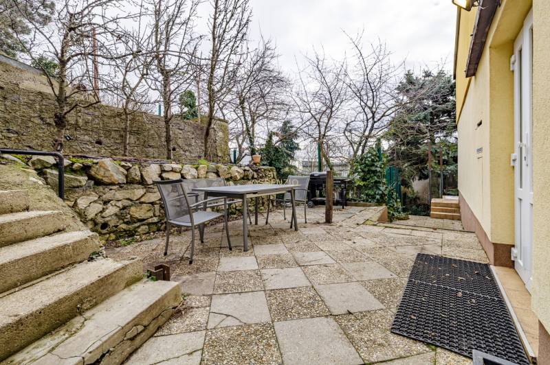 – EXKLUZÍVNE – NA PRENAJOM – DOM – MEDZIERKA – STARÉ MESTO - Terasa rodinného domu na Medzierke v Bratislave - Starom Meste s vonkajším sedením a grilom.