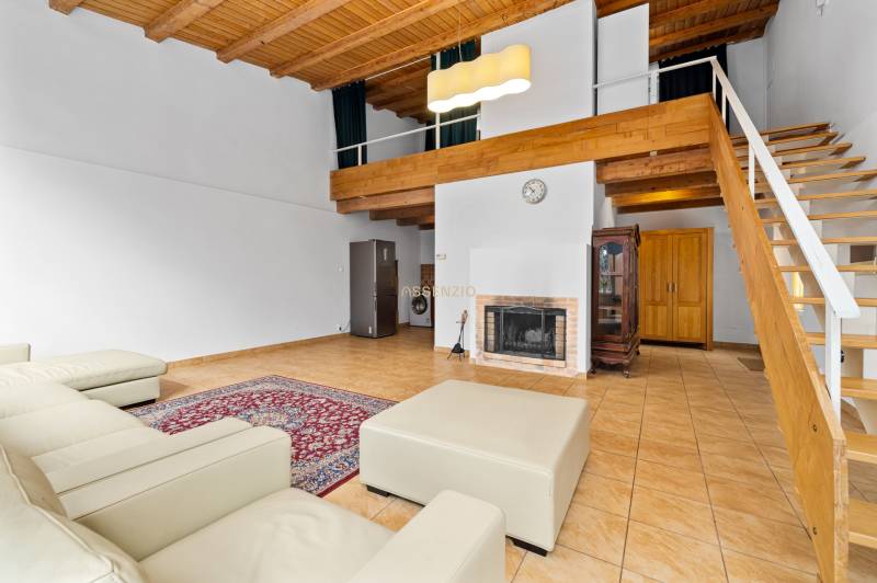 – EXKLUZÍVNE – NA PRENAJOM – DOM – MEDZIERKA – STARÉ MESTO - Obývačka s krbom, koženým gaučom, kamennou dlažbou a dreveným stropom v rodinnom dome.