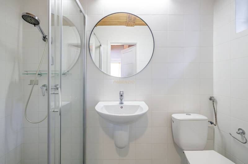 – EXKLUZÍVNE – NA PRENAJOM – DOM – MEDZIERKA – STARÉ MESTO - Kúpeľňa s okrúhlym zrkadlom, sprchou a umývadlom v rodinnom dome.