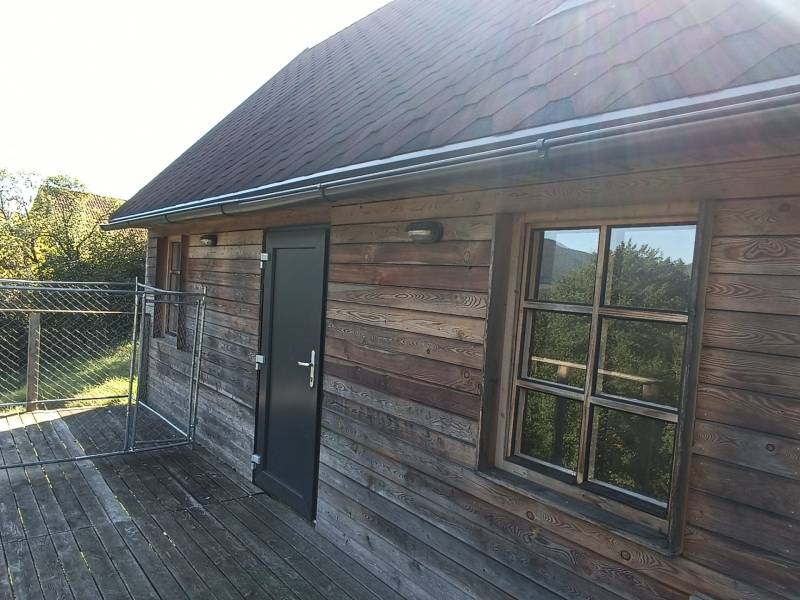 Na predaj záhradná chatka - Chata na ulici Na Gremenici v Žarnovici s dreveným obkladom a podlahou s dreveným dekorom.