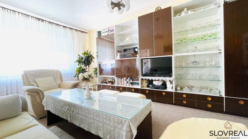 Na predaj veľký 3-izbový byt s lodžiou v Detve - Novosady - Obývacia izba v 3-izbovom byte s obývacou stenou, pohodlným sedením a dekoráciami.