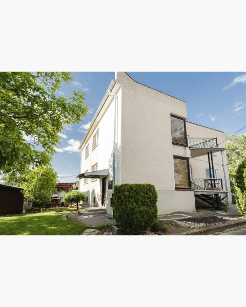 Dvojgeneračný rodinný dom s potenciálom | 2 bytové jednotky, TV - Rodinný dom na SNP ulici v Trebišove s udržiavanou zeleňou a balkónom.