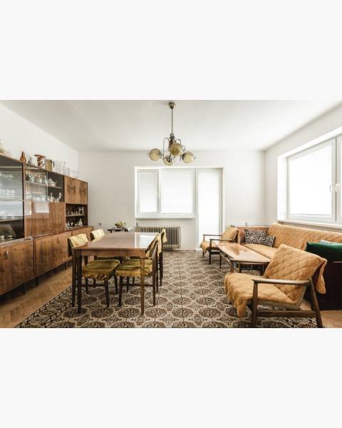 Dvojgeneračný rodinný dom s potenciálom | 2 bytové jednotky, TV - Obývačka v rodinnom dome so starožitným nábytkom a podlahou s dreveným dekorom.