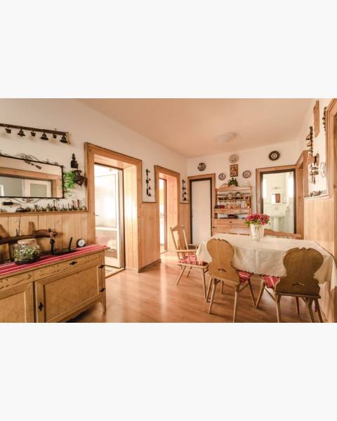 Dvojgeneračný rodinný dom s potenciálom | 2 bytové jednotky, TV - Jedáleň v rodinnom dome s dreveným dekorom a klasickým nábytkom.