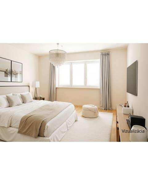 Dvojgeneračný rodinný dom s potenciálom | 2 bytové jednotky, TV - Spálňa v rodinnom dome s posteľou, závesmi a svetlým kobercom.