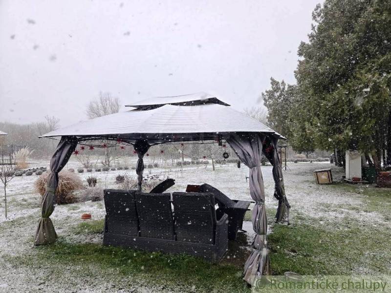 27130m2 samota obklopená lesom - Šalov, okres Levice - Snehové vločky pokrývajú altánok s pohovkami pri Chate v Šalove.