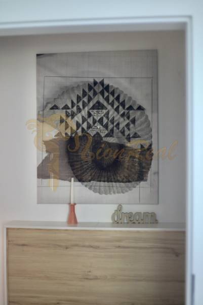 Veľký 2-izb. byt v tehlovom dome, Ružová dolina, Ružinov časť Nivy - Interiér 2-izbového bytu s dekoratívnym obrazom nad komodou a sviečkou.