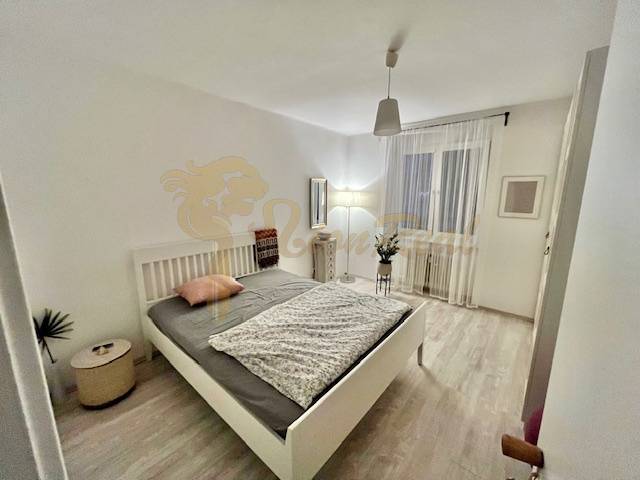 Veľký 2-izb. byt v tehlovom dome, Ružová dolina, Ružinov časť Nivy - Spálňa v 2-izbovom byte s posteľou a podlahou s dreveným dekorom.