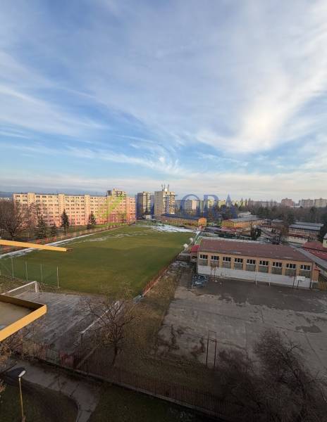 Na predaj 4  izbový byt  82 m2 Obchodná Košice - Výhľad na sídlisko Košice - mestská časť Západ s obytnými domami a športovým areálom.