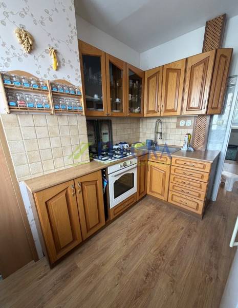 Na predaj 4  izbový byt  82 m2 Obchodná Košice - Kuchyňa 4-izbového bytu so skrinkami z dreva a podlahou s dreveným dekorom.