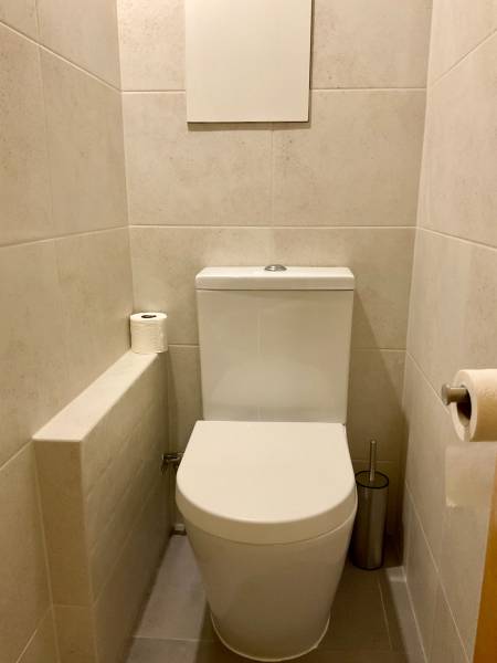 I Prenájom moderne zariadeného 3-izbového bytu v Petržalke. - Kúpeľňa v 3-izbovom byte s béžovými obkladmi a bielym záchodom.