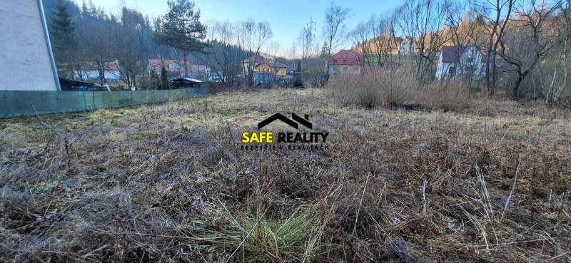 Stavebný pozemok Svrčinovec - Pozemok na bývanie v Svrčinovci obklopený prírodou a blízkymi domami.