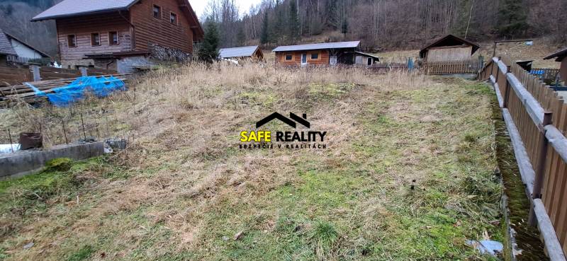 Lukratívny stavebný pozemok - Pozemok na bývanie v Oščadnici obklopený drevenými stavbami a lesom.