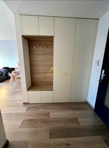 Novostavba FUXOVA 2 izbový byt, parking, Bosákova ul., BA V. Petržalka - Vstupná chodba s úložným priestorom a podlahou s dreveným dekorom v 2-izbovom byte.