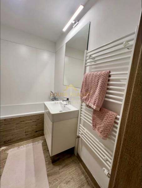 Novostavba FUXOVA 2 izbový byt, parking, Bosákova ul., BA V. Petržalka - Kúpeľňa s vaňou a umývadlom, podlaha s dreveným dekorom, 2-izbový byt.