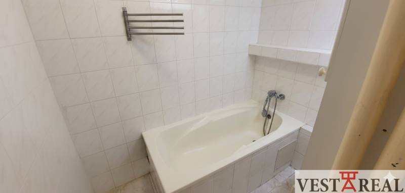Na predaj: 2-izbový byt v centre mesta Galanta – časť Nová Doba - Kúpeľňa s vaňou obložená svetlými dlaždicami v 2-izbovom byte.