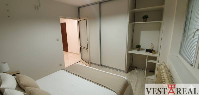 Na predaj: 2-izbový byt v centre mesta Galanta – časť Nová Doba - Spálňa v 2-izbovom byte s priestrannou skriňou a policami na dekorácie.