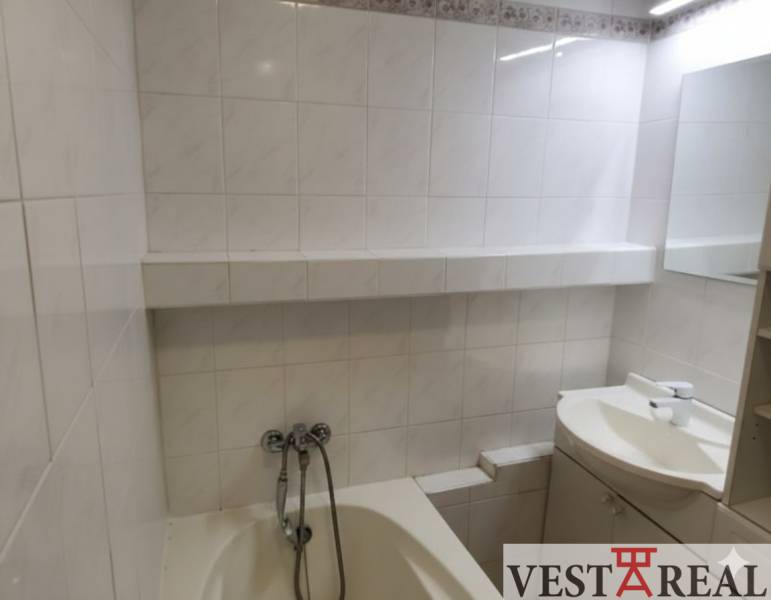 Na predaj: 2-izbový byt v centre mesta Galanta – časť Nová Doba - Kúpeľňa v 2-izbovom byte s vaňou, umývadlom a bielymi kachličkami.