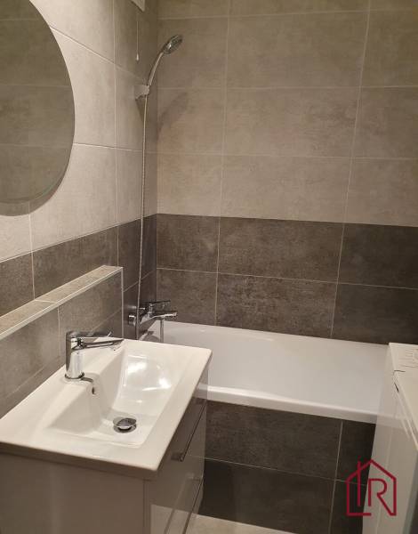 KH-1052, 3 izbový byt, Košice – Staré Mesto, širšie centrum, Kuzmányho - Kúpeľňa v 3-izbovom byte s minimalistickým dizajnom, vaňou a umývadlom.