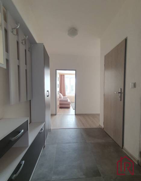 KH-1052, 3 izbový byt, Košice – Staré Mesto, širšie centrum, Kuzmányho - Chodba v 3-izbovom byte, vo výhľade miestnosť s podlahou s dreveným dekorom.