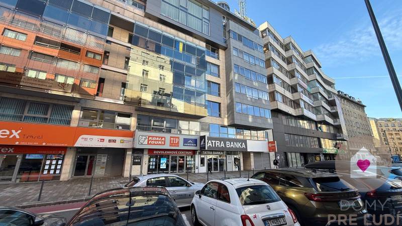 Krásny slnečný kancelársky priestor, BA Staré Mesto, Dunajská - Exteriér kancelárií na Dunajskej ulici v Bratislave - Staré Mesto, s parkoviskom.