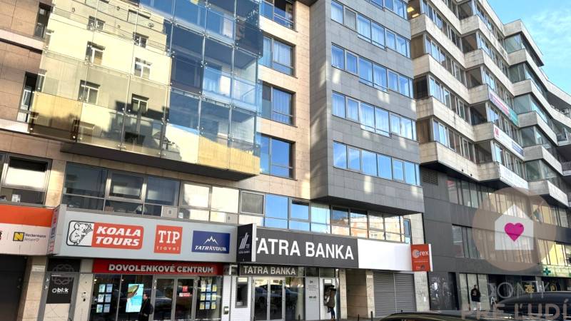 Krásny slnečný kancelársky priestor, BA Staré Mesto, Dunajská - Budova na Dunajskej v Bratislave - Staré Mesto, s kancelármiami a obchodnými priestormi.