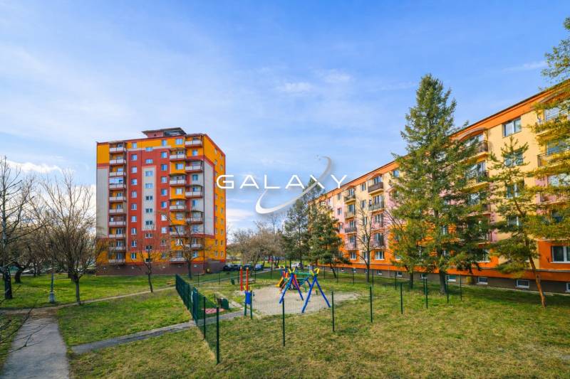 Kompletne zrekonštruovaný 3-izbový byt s balkónom – Rimavská Sobota - Farebné bytové domy s ihriskom na Rožňavskej ulici v Rimavskej Sobote.