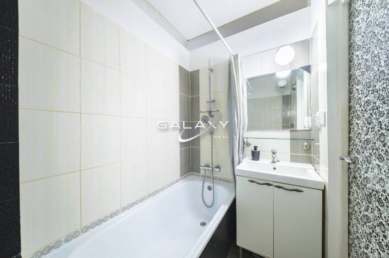 Kompletne zrekonštruovaný 3-izbový byt s balkónom – Rimavská Sobota - Kúpeľňa s vaňou a umývadlom v 3-izbovom byte. Neutralne obklady a zrkadlo.