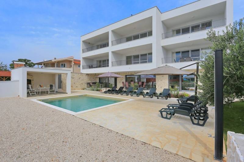 CHORVÁTSKO - VÝBORNÁ PONUKA! - 3-izbový apartmán - SUKOŠAN, Zadar - Apartmánový komplex s bazénom a terasou v meste Sukošan, ideálny pre relax.