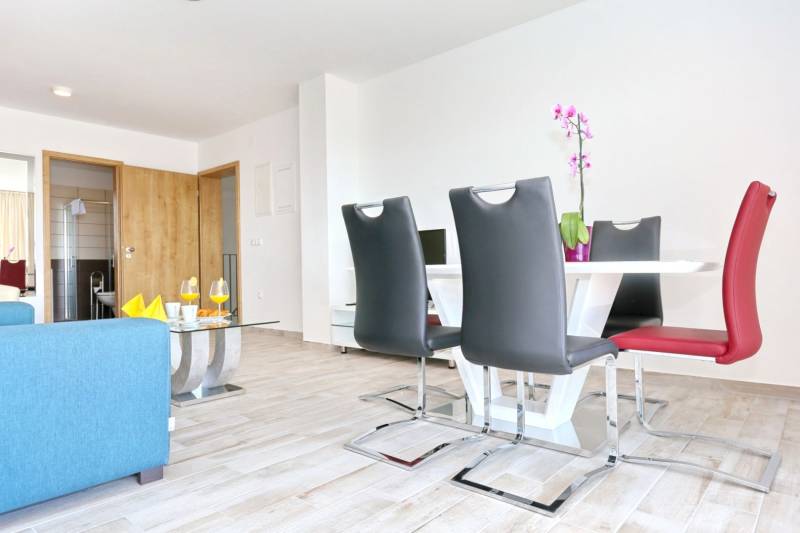 CHORVÁTSKO - VÝBORNÁ PONUKA! - 3-izbový apartmán - SUKOŠAN, Zadar - Jasná jedáleň so sviežou výzdobou a podlahou s dreveným dekorom v 3-izbovom byte.