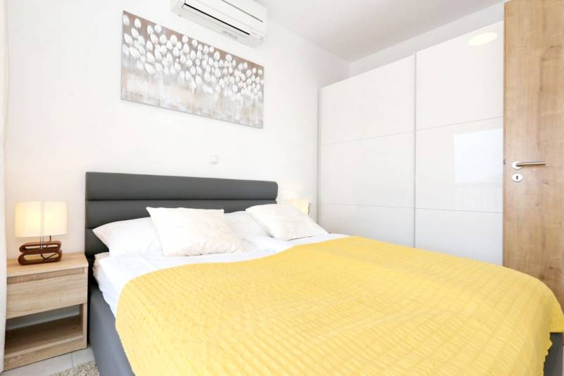 CHORVÁTSKO - VÝBORNÁ PONUKA! - 3-izbový apartmán - SUKOŠAN, Zadar - Spálňa v 3-izbovom byte s pohodlnou posteľou, nočným stolíkom a klimatizáciou.