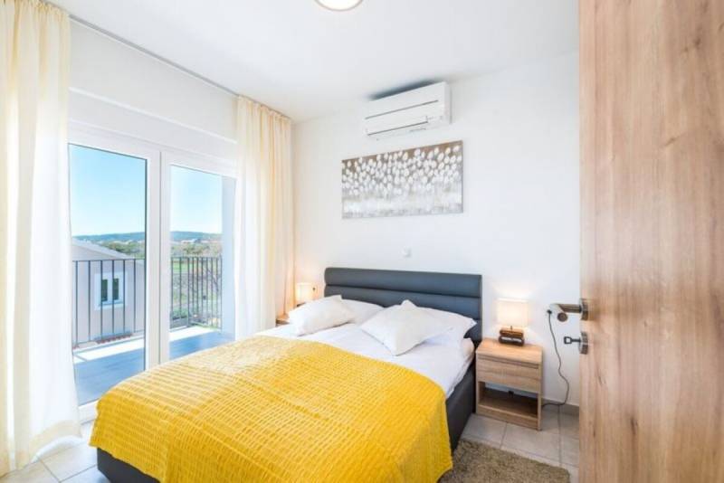 CHORVÁTSKO - VÝBORNÁ PONUKA! - 3-izbový apartmán - SUKOŠAN, Zadar - Spálňa v 3-izbovom byte s posteľou, balkónom a svetlým interiérom.
