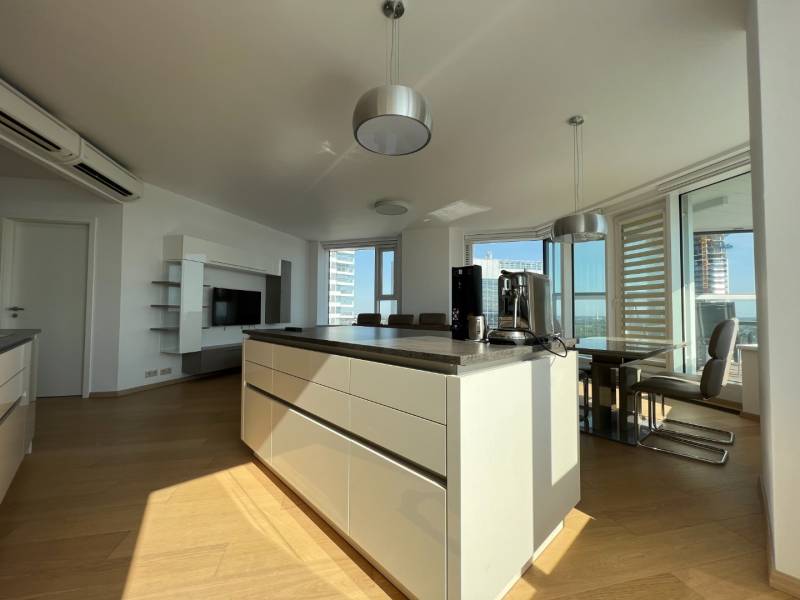 NUERA︱PANORAMA CITY- Veľký 3-izbový byt s výhľadom na hrad - Kuchyňa v 3-izbovom byte s podlahou s dreveným dekorom a výhľadom na okolie.